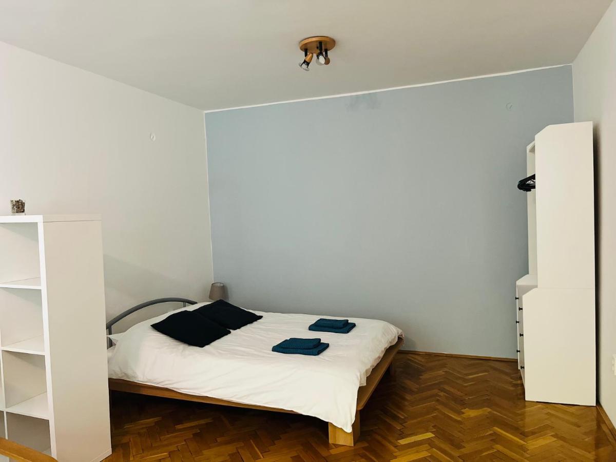 Bauhaus Flat In Amazing Location Appartement Boedapest Buitenkant foto