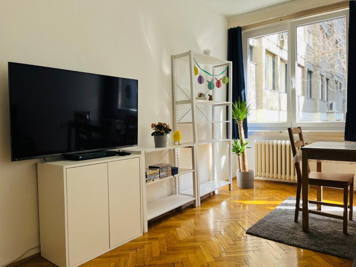 Bauhaus Flat In Amazing Location Appartement Boedapest Buitenkant foto